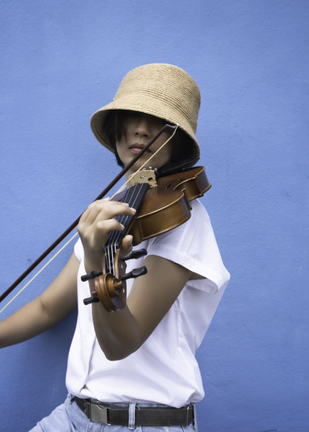 迷离的白衬衫女人拉着小提琴，图片下载