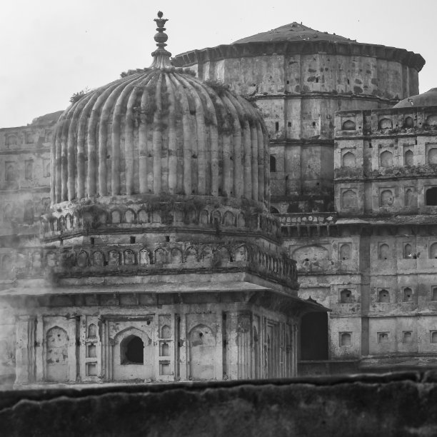 晨景皇家纪念碑(Chhatris)的奥尔查，中央邦，印度，奥尔查失落的印度城市，印度考古遗址黑和白图片下载