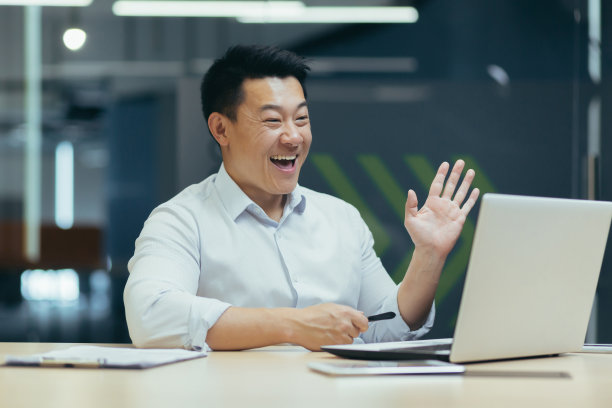 快乐成功的亚洲老板与同事视频通话，图片下载
