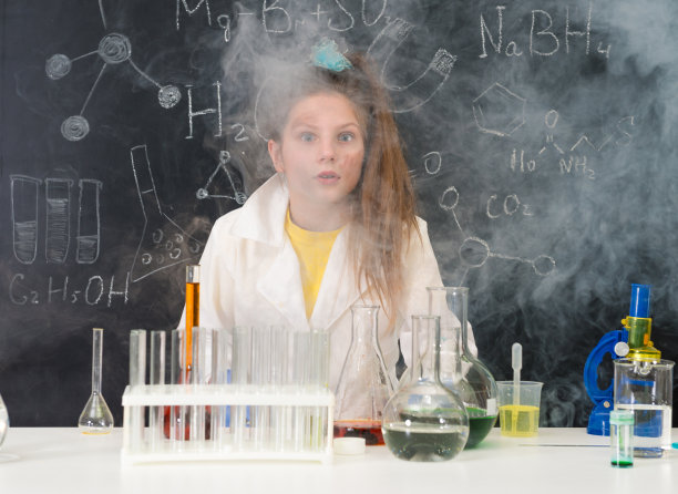 化学实验后，女生兴奋得冒烟图片下载