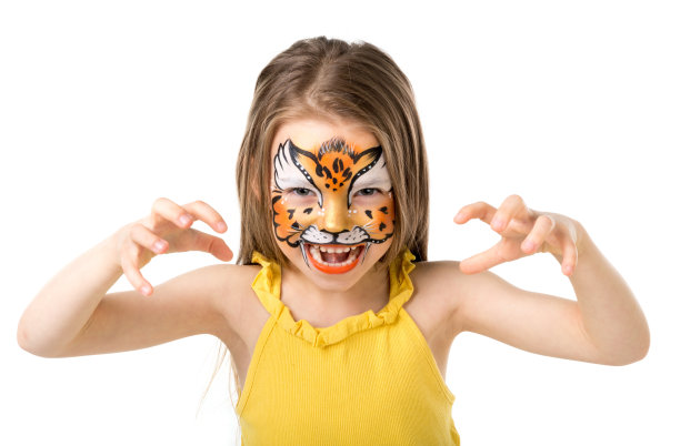 可爱的小女孩，画着脸，像老虎一样咆哮图片下载