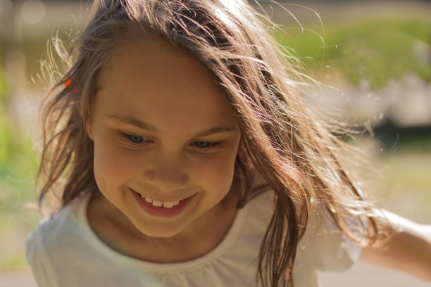 一个小女孩的特写夏天肖像。图片下载