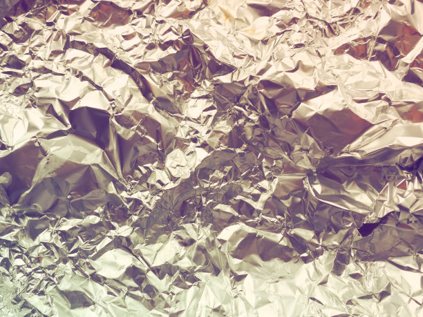 衬托特写。铝金皱箔。摘要金属背景。烤食品用的箔纸。背景。复古或复古风格图片下载