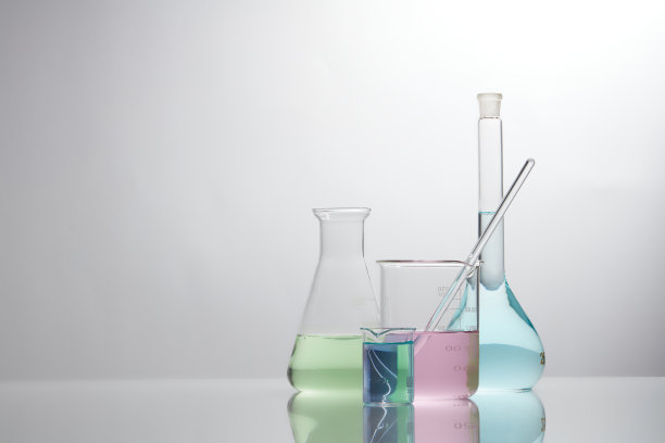 在实验室进行科研开发时，用实验室设备在白色的实验室背景中填充彩色液体，科学内容丰富图片下载