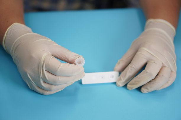 SARS-CoV-2抗原快速测试(前鼻拭子)准备，测试，试剂盒，闭合，医疗设备。图片下载