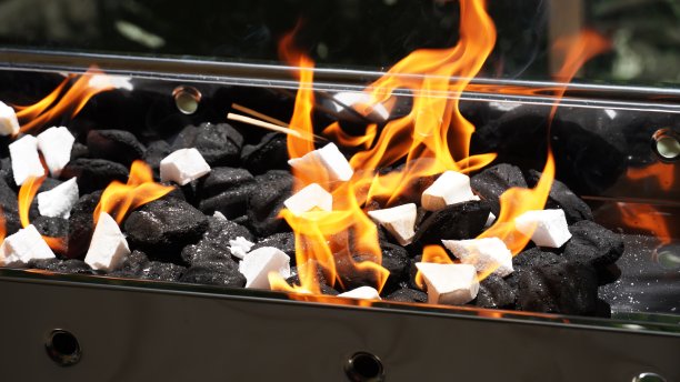燃烧的烤架特写图片下载