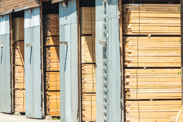 仓库里有很多木板堆叠在一起。图片下载