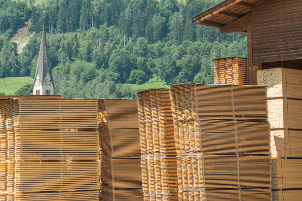 仓库里有很多木板堆叠在一起。图片下载