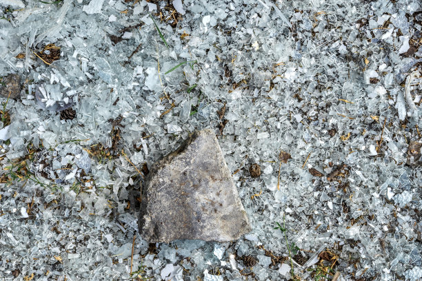 一块落下的石头形成了小的玻璃碎片图片下载