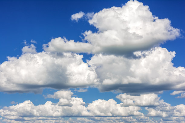 奇异的积云形成的天体景观图片下载