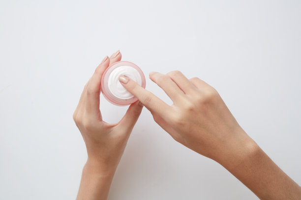 俯视图的手使用化妆品装饰在彩色背景图片下载