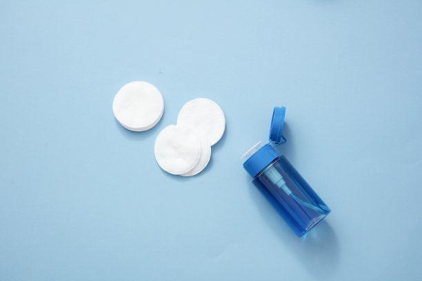 用化妆品做彩色背景做广告的手的照片图片下载