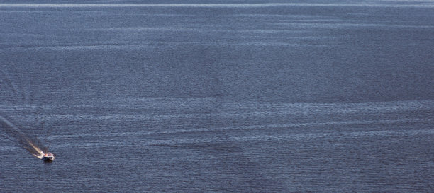 游船在伏尔加河水上穿梭——水上运输图片下载