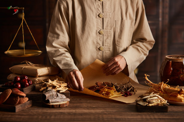 草药医生与中药灵芝香菇人参在桌子上工作的照片图片下载