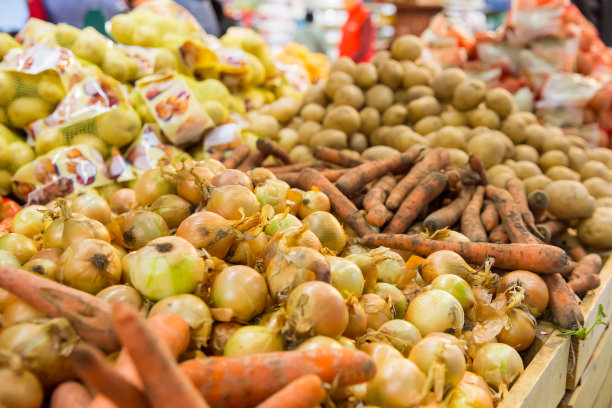 农贸市场的时令蔬菜:土豆、洋葱、胡萝卜图片下载