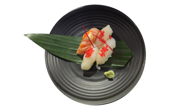 黑色盘子里的鱿鱼和三文鱼寿司图片下载