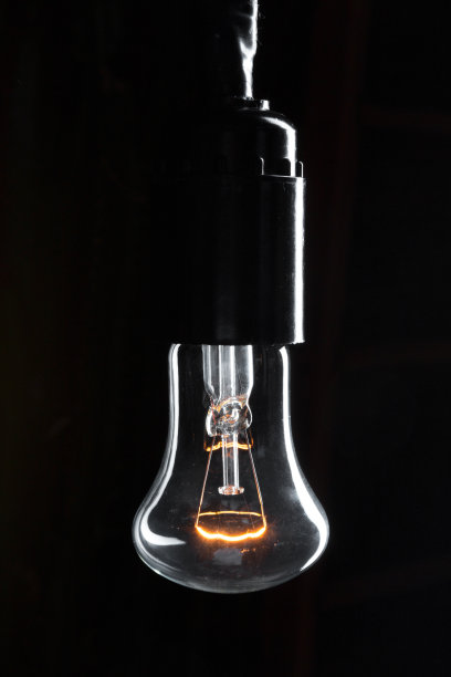 一个经典的爱迪生灯泡在黑暗的背景和文字空间图片下载
