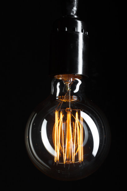 一个经典的爱迪生灯泡在黑暗的背景和文字空间图片下载