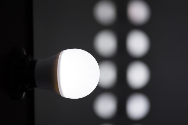 化妆室的镜子灯泡图片下载