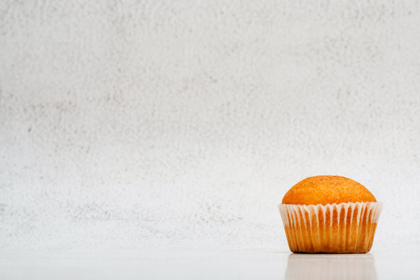 明亮的棕色松饼配上明亮的背景。图片下载