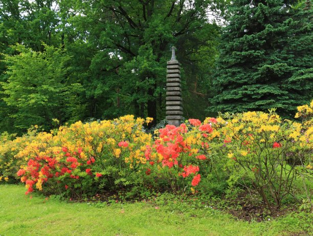 莫斯科索科尔尼基公园，日本花园，柱子形状的美丽石雕图片下载