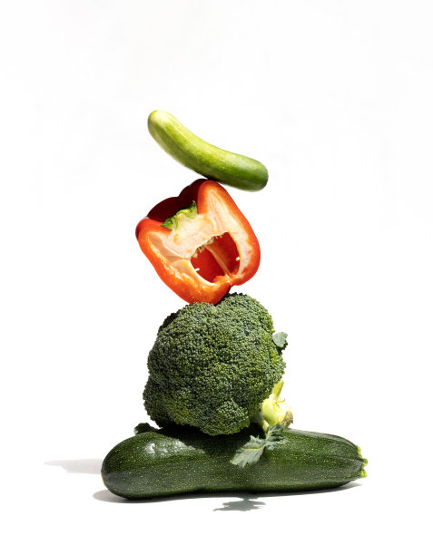 新鲜的绿色蔬菜摆放在桌子上。平衡蔬菜:花椰菜，甜椒，西葫芦和芦笋在白色的背景图片下载