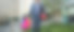 裁剪成功的男人穿着正装，带着购物袋和礼物盒在办公室外，奖金图片下载