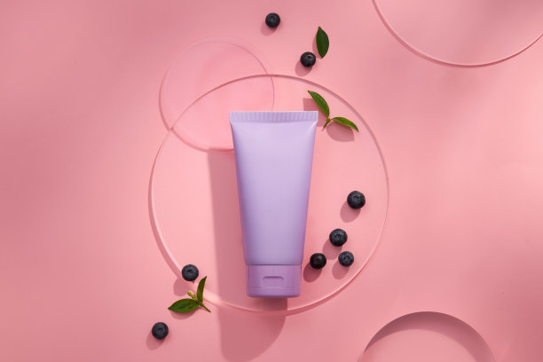 蓝莓化妆品罐的照片与培养皿和透明裙台的白色背景，蓝莓提取物的皮肤护理，俯视图图片下载