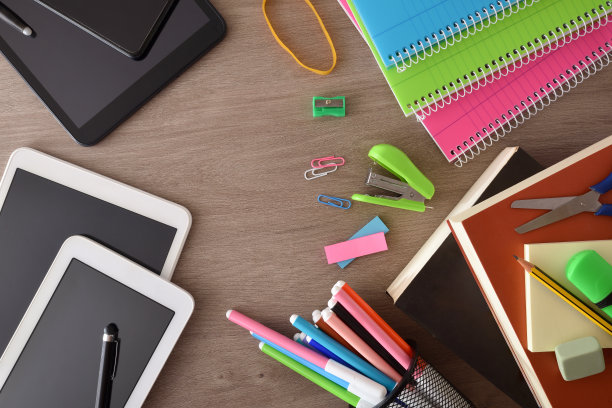 学习比较教科书和笔记本与电子产品图片下载