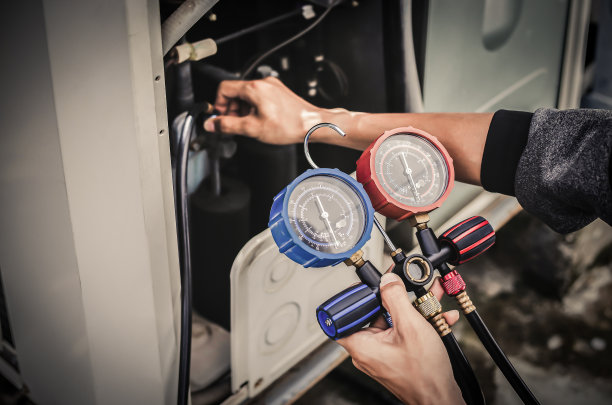 技术员检查空调运行情况图片下载