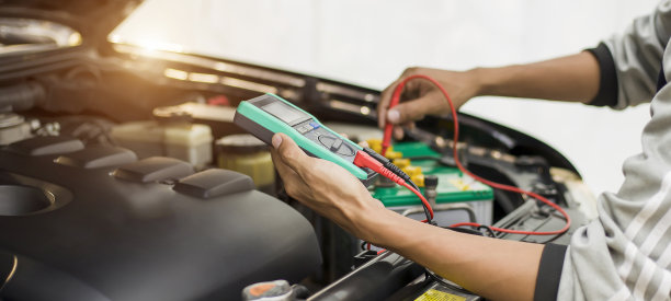 技术人员正在检查汽车电池是否可用。图片下载