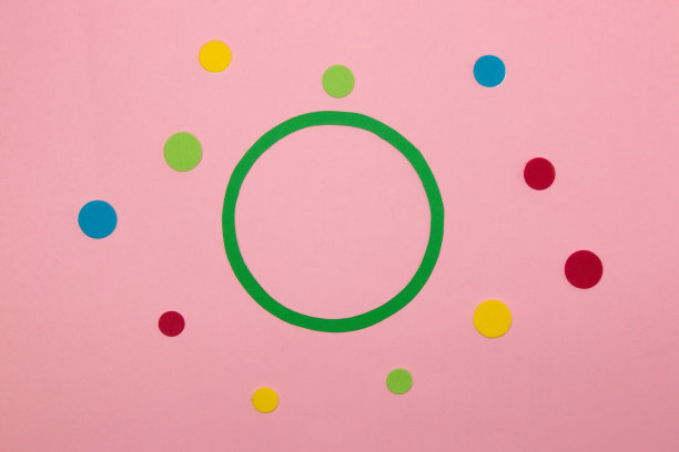 绿色圆圈在粉红色的背景包围彩色抽象点，时髦的背景点天图片下载