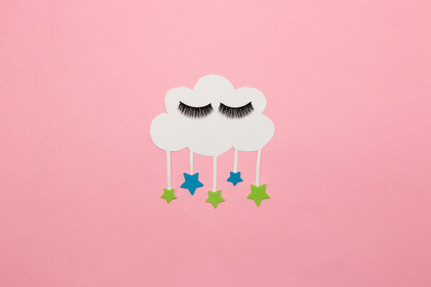 一朵睡觉的云，白色可爱的云睡觉，睫毛和星星在他的手臂上，创意现代艺术设计，可爱图片下载