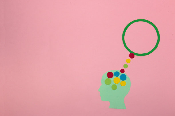 智能纸头采用彩色圆点，上方圆云作为拷贝空间，创意艺术设计图片下载