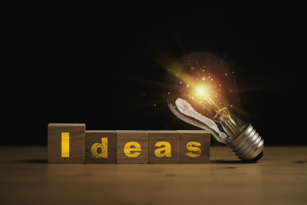 发光灯泡的想法措辞在木制立方体的创造性思维想法和知识概念。图片下载