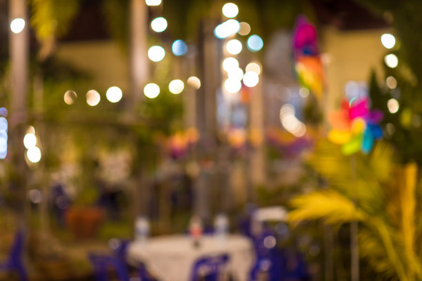 复古的色调模糊的形象的食品摊在晚上的节日与散景图片下载