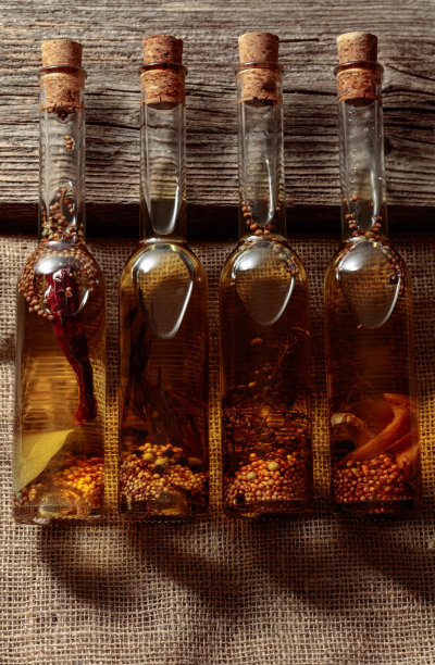 自制橄榄油配香草和香料。图片下载