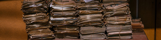 旧报纸堆准备回收，环保，可重复使用的材料概念，泛黄，棕色和脆纸。横幅图片下载