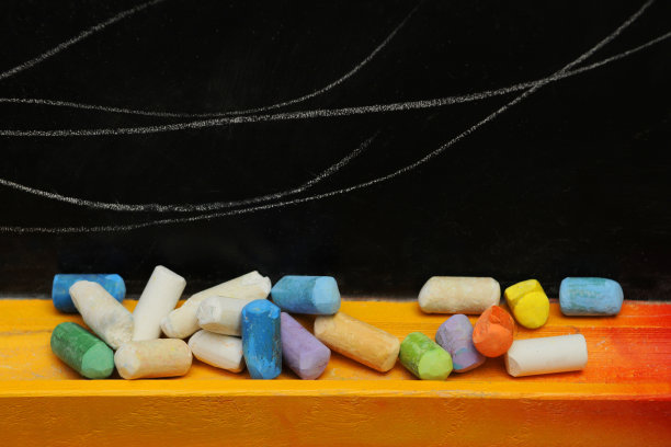 彩色粉笔和黑板图片下载