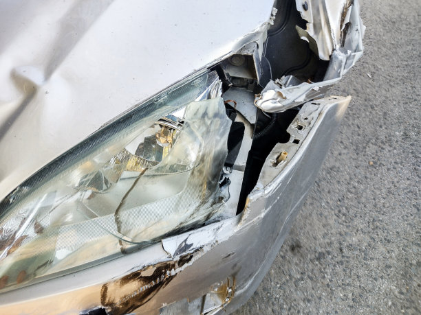 汽车在事故中损坏了图片下载