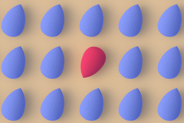 米色背景上的一排排鸡蛋海绵。化妆品配件。美丽和时尚。化妆工具。前视图。三维渲染图片下载