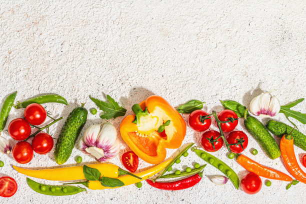 混合新鲜蔬菜和香料在浅色石膏背景。成熟的黄辣椒、西红柿、豌豆图片下载