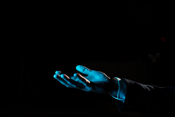 手握重要信息。手掌指向关键公告。商人介绍最近的最新情况。执行人员显示后期成就。图片下载