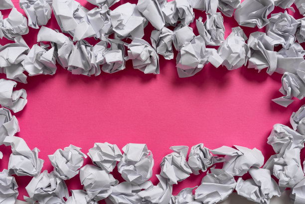 用纸包裹重要信息。重要通知上布满皱巴巴的字条。带着关键数据的皱巴巴的备忘录。最近提出的想法。图片下载