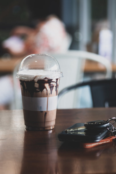咖啡馆桌上的冰摩卡咖啡图片下载