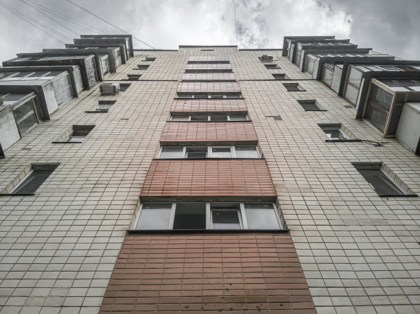 多层公寓的外立面。自下而上的观点。图片下载