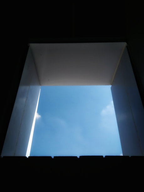 蓝天背景的房子窗户图片下载