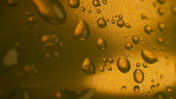 全画幅水滴在金属表面的镜头图片下载