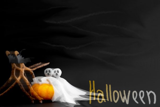 南瓜，鬼，蝙蝠，铭文万圣节在黑色背景与模糊效果。明信片,copyspace图片下载