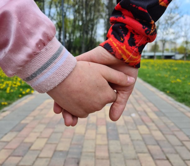 两个孩子手牵手，紧紧地抱在一起图片下载